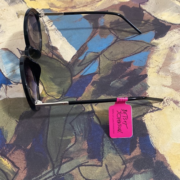 Betsey Johnson Sunglasses - Picture 4 of 5